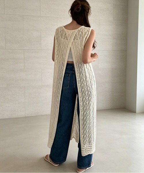 gossip!ロサンゼルス(ゴシップロサンゼルス)の「2WAY 透かし編みニット バックスリットデザイン ロングベストノースリーブ重ね着カバーアップ(ベスト・レディース・オフホワイト/ブラック・FREE)」の2枚目の写真