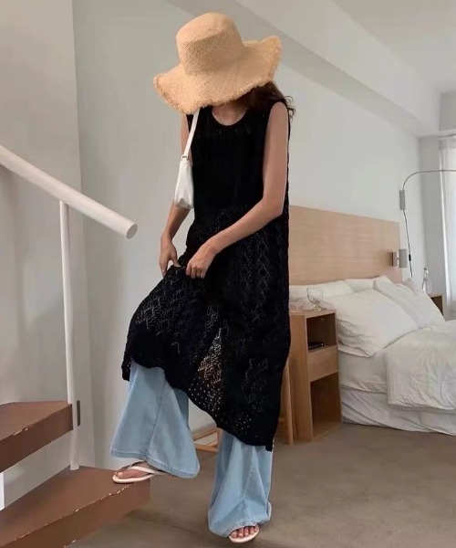 gossip!ロサンゼルス(ゴシップロサンゼルス)の「2WAY 透かし編みニット バックスリットデザイン ロングベストノースリーブ重ね着カバーアップ(ベスト・レディース・オフホワイト/ブラック・FREE)」の3枚目の写真