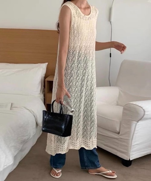 gossip!ロサンゼルス(ゴシップロサンゼルス)の「2WAY 透かし編みニット バックスリットデザイン ロングベストノースリーブ重ね着カバーアップ(ベスト・レディース・オフホワイト/ブラック・FREE)」の12枚目の写真