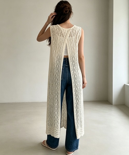 gossip!ロサンゼルス(ゴシップロサンゼルス)の「2WAY 透かし編みニット バックスリットデザイン ロングベストノースリーブ重ね着カバーアップ(ベスト・レディース・オフホワイト/ブラック・FREE)」の21枚目の写真