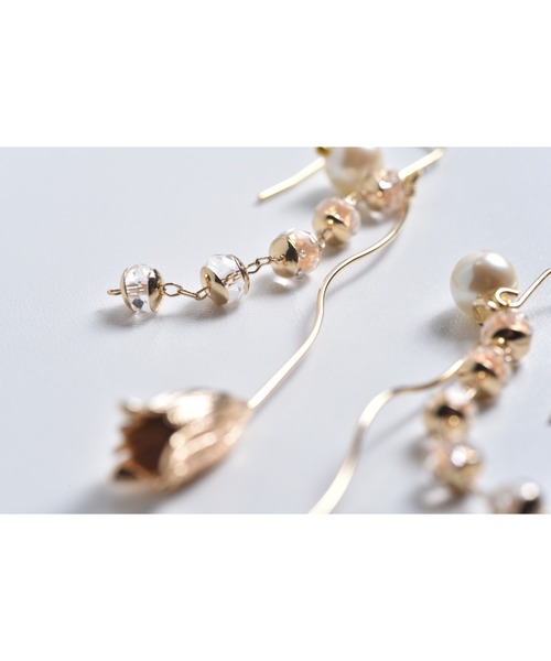 tone（トーン）の「【Astyle】ヴィンテージパール×鈴蘭ステンレスピアス(MA)（ピアス（両耳用）・レディース・ゴールド・FREE）」の4枚目の写真
