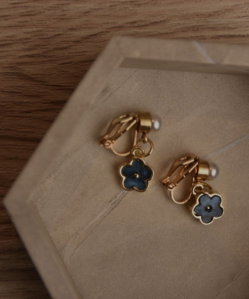 VIBGYOR Women（ヴィブジョー　ウィメン）の「【resonance】フラワーモチーフ ブルー×ゴールド イヤリング（イヤリング・レディース・ブルー系・FREE）」の2枚目の写真