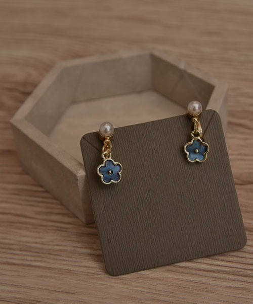 VIBGYOR Women（ヴィブジョー　ウィメン）の「【resonance】フラワーモチーフ ブルー×ゴールド イヤリング（イヤリング・レディース・ブルー系・FREE）」の4枚目の写真