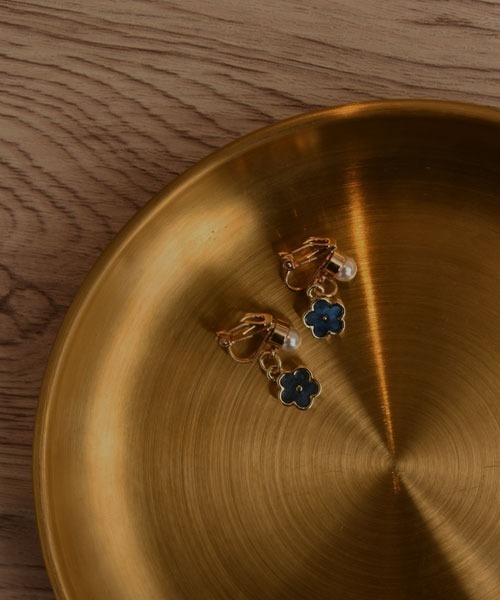 VIBGYOR Women（ヴィブジョー　ウィメン）の「【resonance】フラワーモチーフ ブルー×ゴールド イヤリング（イヤリング・レディース・ブルー系・FREE）」の5枚目の写真