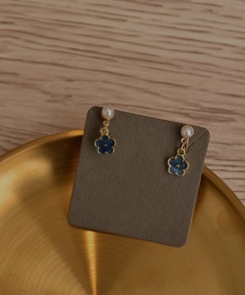 VIBGYOR Women（ヴィブジョー　ウィメン）の「【resonance】フラワーモチーフ ブルー×ゴールド イヤリング（イヤリング・レディース・ブルー系・FREE）」の6枚目の写真