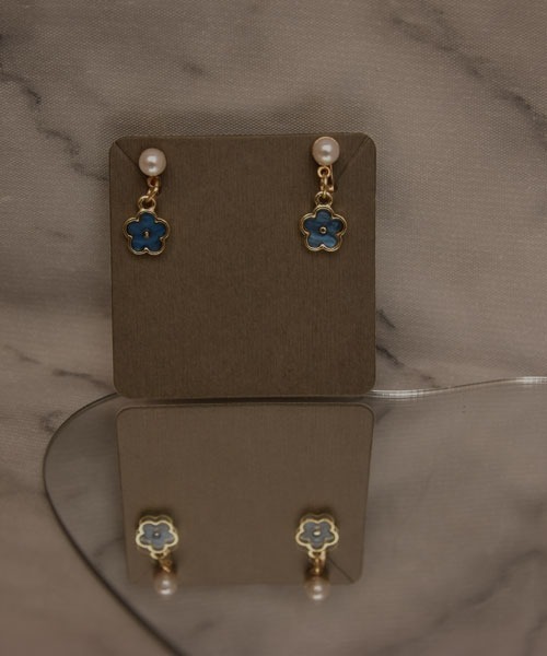 VIBGYOR Women（ヴィブジョー　ウィメン）の「【resonance】フラワーモチーフ ブルー×ゴールド イヤリング（イヤリング・レディース・ブルー系・FREE）」の7枚目の写真