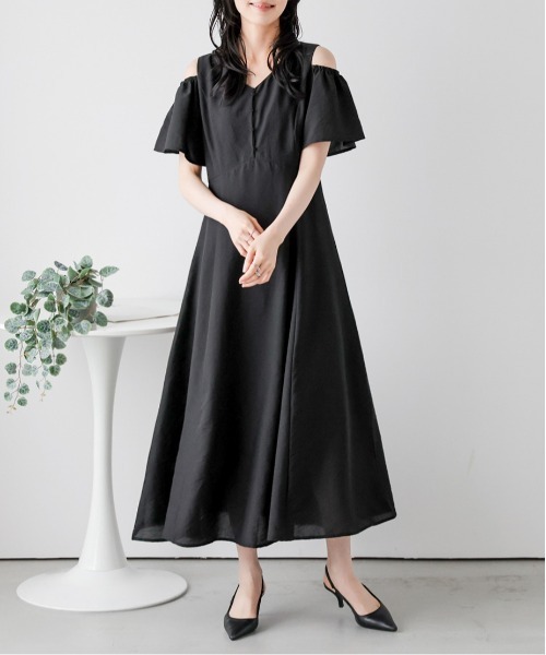 AMELY(エミリー)の「ショルダースリットフレアワンピース(ワンピース・レディース・ブラック/アイボリー/カーキブラウン・フリー)」の1枚目の写真