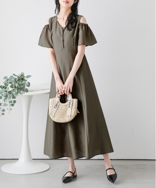 AMELY(エミリー)の「ショルダースリットフレアワンピース(ワンピース・レディース・ブラック/アイボリー/カーキブラウン・フリー)」の3枚目の写真
