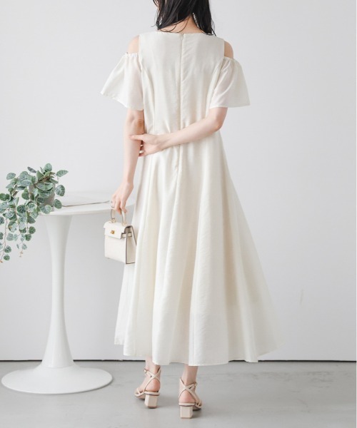 AMELY(エミリー)の「ショルダースリットフレアワンピース(ワンピース・レディース・ブラック/アイボリー/カーキブラウン・フリー)」の16枚目の写真