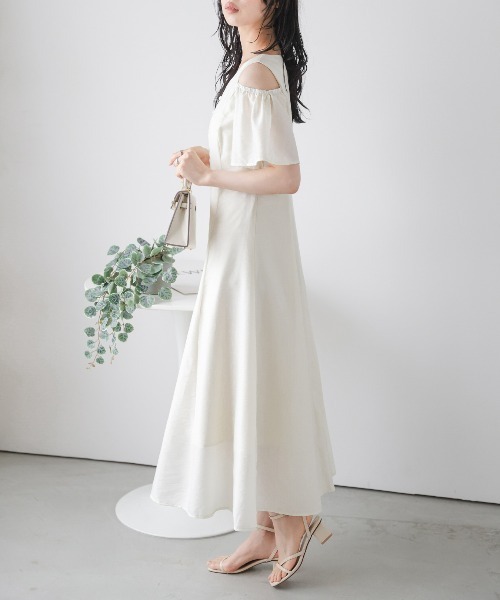 AMELY(エミリー)の「ショルダースリットフレアワンピース(ワンピース・レディース・ブラック/アイボリー/カーキブラウン・フリー)」の17枚目の写真