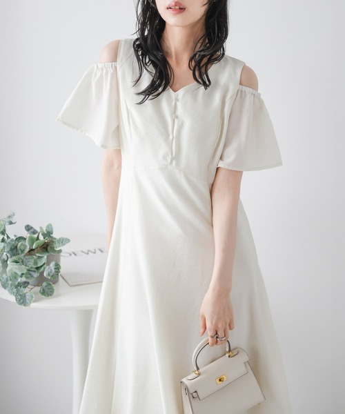 AMELY(エミリー)の「ショルダースリットフレアワンピース(ワンピース・レディース・ブラック/アイボリー/カーキブラウン・フリー)」の20枚目の写真