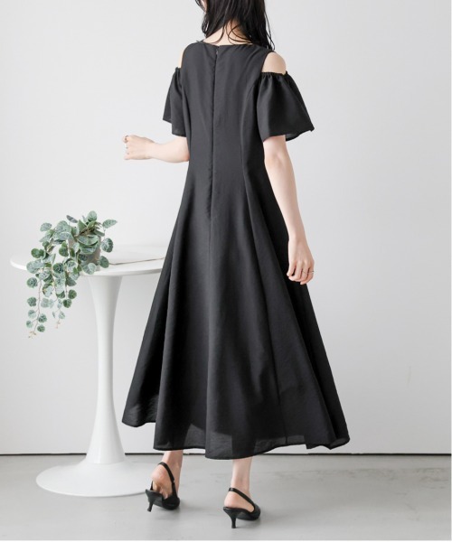 AMELY(エミリー)の「ショルダースリットフレアワンピース(ワンピース・レディース・ブラック/アイボリー/カーキブラウン・フリー)」の22枚目の写真