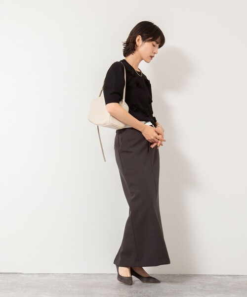 NOLLEY’S Sophi（ノーリーズソフィ）の「《手洗い可能》チュールフラワー付きフォルムプルオーバーニット（ニット/セーター・レディース・ブラック/ホワイト・38）」の5枚目の写真