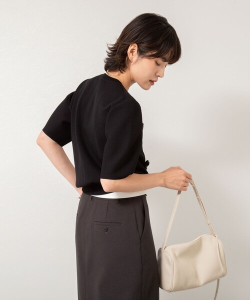 NOLLEY’S Sophi（ノーリーズソフィ）の「《手洗い可能》チュールフラワー付きフォルムプルオーバーニット（ニット/セーター・レディース・ブラック/ホワイト・38）」の7枚目の写真