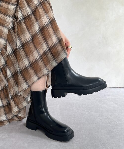 DouDou(ドゥドゥ)の「サイドゴアタンクショートブーツ(ブーツ・レディース・ブラック・MEDIUM/SMALL/LARGE)」の2枚目の写真