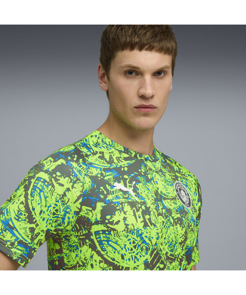 PUMA（プーマ）の「PUMA プーマ メンズ 2025-26 マンチェスターシティ FC プレマッチ 半袖 シャツ（Tシャツ/カットソー・メンズ・ブラック/グリーン系その他/グリーン系その他6・X-LARGE/X-SMALL/LARGE/MEDIUM/SMALL）」の10枚目の写真