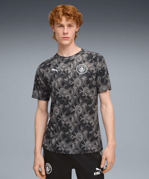 PUMA（プーマ）の「PUMA プーマ メンズ 2025-26 マンチェスターシティ FC プレマッチ 半袖 シャツ（Tシャツ/カットソー・メンズ・ブラック/グリーン系その他/グリーン系その他6・X-LARGE/X-SMALL/LARGE/MEDIUM/SMALL）」の2枚目の写真