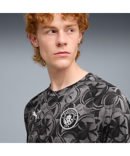PUMA（プーマ）の「PUMA プーマ メンズ 2025-26 マンチェスターシティ FC プレマッチ 半袖 シャツ（Tシャツ/カットソー・メンズ・ブラック/グリーン系その他/グリーン系その他6・X-LARGE/X-SMALL/LARGE/MEDIUM/SMALL）」の4枚目の写真