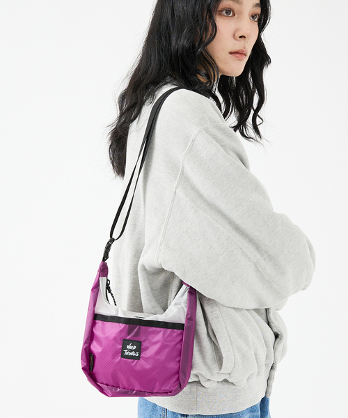 WILD THINGS（ワイルドシングス）の「【WILD THINGS/ワイルドシングス】2WAYナイロンショルダーL/BAG/ユニセックス【WEB限定】（ショルダーバッグ・メンズ・ブラック/グリーン/パープル/ブルー・フリー）」の4枚目の写真