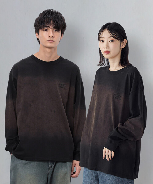 Purple&Yellow(パープルアンドイエロー)の「スプレー加工×ロゴ刺繍長袖Tシャツ(Tシャツ/カットソー・メンズ・ブラック/サックスブルー/ブラウン・SMALL/MEDIUM/LARGE)」の2枚目の写真
