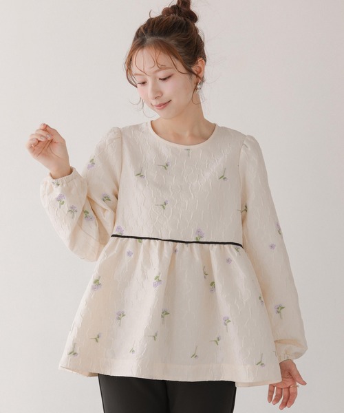 Fit more（フィットモア）の「フラワージャガードペプラムトップス（その他トップス・レディース・アイボリー/ブラック/ネイビー・FREE）」の2枚目の写真