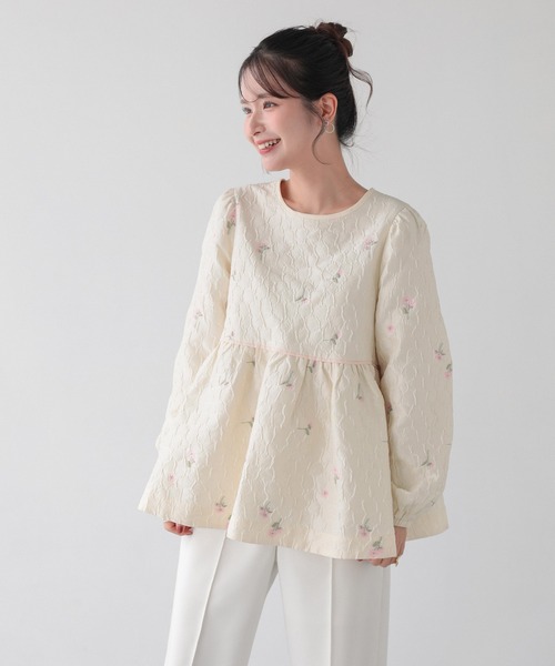 Fit more（フィットモア）の「フラワージャガードペプラムトップス（その他トップス・レディース・アイボリー/ブラック/ネイビー・FREE）」の4枚目の写真