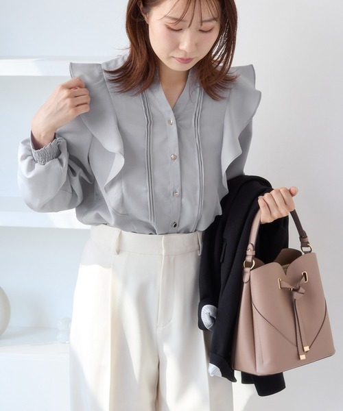 VIS(ビス)の「【WEB限定】スキッパーフリルデザインブラウス(シャツ/ブラウス・レディース・グレー系その他/オフホワイト/ネイビー・FREE)」の8枚目の写真