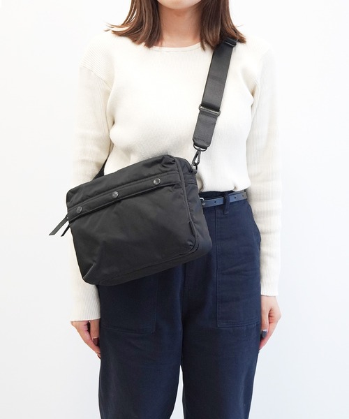 UNTRACK(アントラック)の「アントラック ショルダーバッグ CITY DS 6L 2気室 60392(ショルダーバッグ・メンズ・ブラック/グレー・FREE)」の5枚目の写真