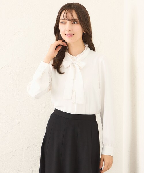 TO BE CHIC(トゥー ビー シック)の「バックサテンジョーゼット ネックフリルブラウス(シャツ/ブラウス・レディース・オフホワイト/ブラック・40/42)」の2枚目の写真