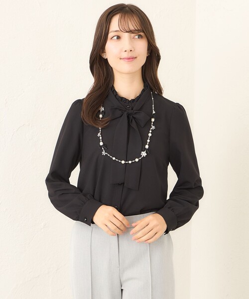 TO BE CHIC(トゥー ビー シック)の「バックサテンジョーゼット ネックフリルブラウス(シャツ/ブラウス・レディース・オフホワイト/ブラック・40/42)」の1枚目の写真