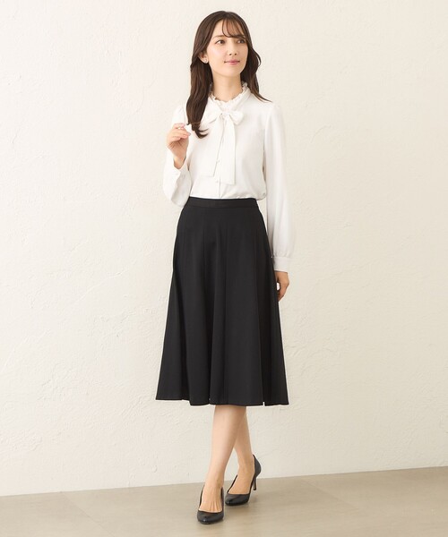TO BE CHIC(トゥー ビー シック)の「バックサテンジョーゼット ネックフリルブラウス(シャツ/ブラウス・レディース・オフホワイト/ブラック・40/42)」の6枚目の写真