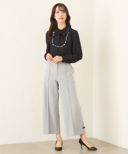 TO BE CHIC(トゥー ビー シック)の「バックサテンジョーゼット ネックフリルブラウス(シャツ/ブラウス・レディース・オフホワイト/ブラック・40/42)」の5枚目の写真