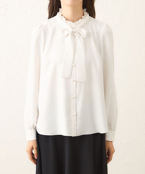 TO BE CHIC(トゥー ビー シック)の「バックサテンジョーゼット ネックフリルブラウス(シャツ/ブラウス・レディース・オフホワイト/ブラック・40/42)」の4枚目の写真