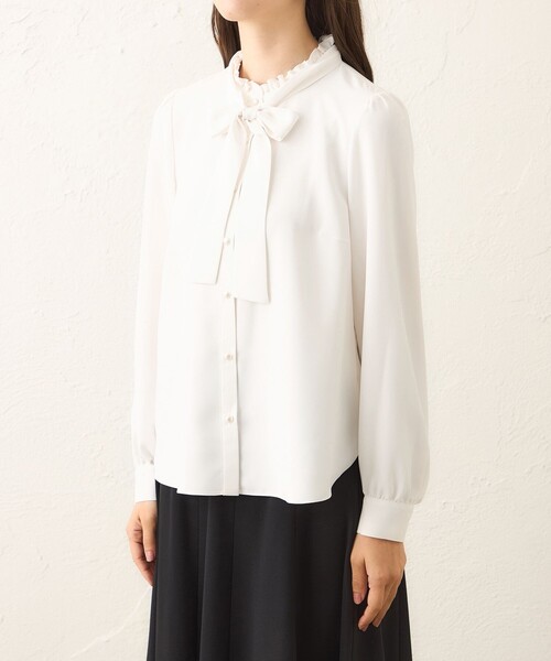 TO BE CHIC(トゥー ビー シック)の「バックサテンジョーゼット ネックフリルブラウス(シャツ/ブラウス・レディース・オフホワイト/ブラック・40/42)」の3枚目の写真