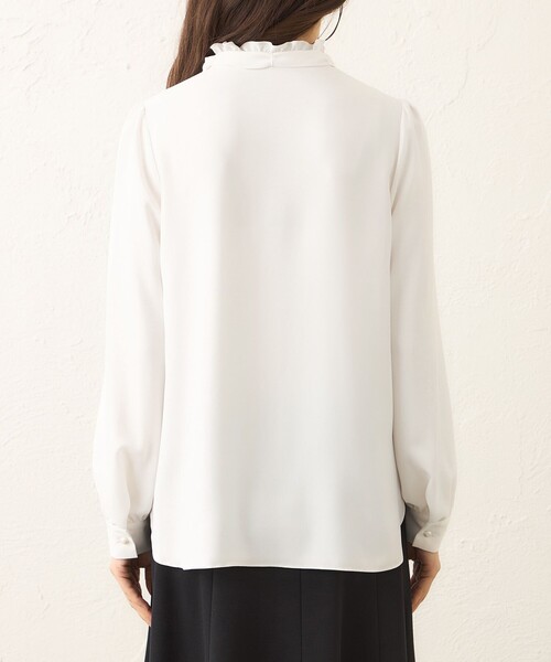 TO BE CHIC(トゥー ビー シック)の「バックサテンジョーゼット ネックフリルブラウス(シャツ/ブラウス・レディース・オフホワイト/ブラック・40/42)」の12枚目の写真