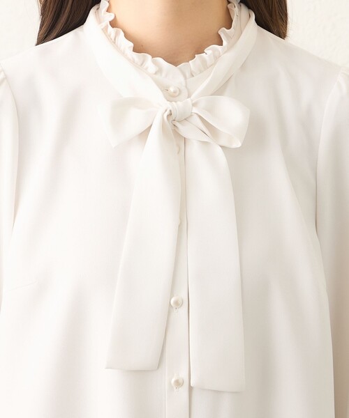 TO BE CHIC(トゥー ビー シック)の「バックサテンジョーゼット ネックフリルブラウス(シャツ/ブラウス・レディース・オフホワイト/ブラック・40/42)」の11枚目の写真