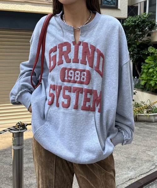 CIAOPANIC（チャオパニック）の「スキッパーカレッジBIGスウェット（スウェット・レディース・ネイビー/ライトグレー/グレー/ピンク・ONE SIZE）」の8枚目の写真