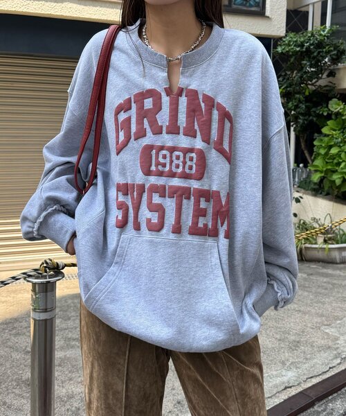 CIAOPANIC（チャオパニック）の「スキッパーカレッジBIGスウェット（スウェット・レディース・ネイビー/ライトグレー/グレー/ピンク・ONE SIZE）」の9枚目の写真