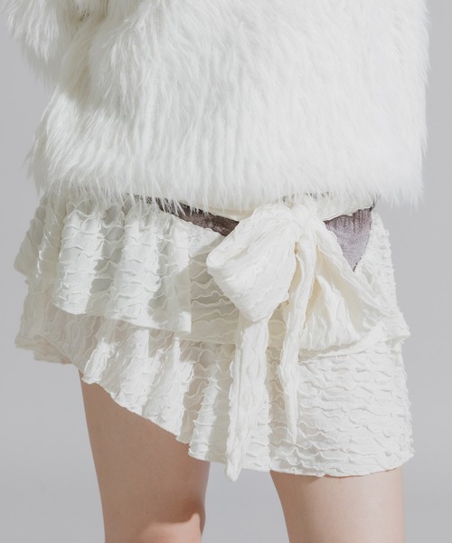 Chick（チック）の「Tiered Mini Skirt with Waist Tie Belt and Ruffled Lace / 腰巻きベルト付き フリルレース ティアードミニスカート（スカート・レディース・ホワイト・FREE）」の2枚目の写真
