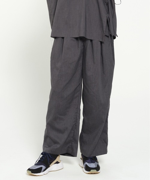 STOF（ストフ）の「TRIPLE TUCK LINEN PANTS（その他パンツ・メンズ・チャコール/レッド/ブルー・S/M）」の2枚目の写真