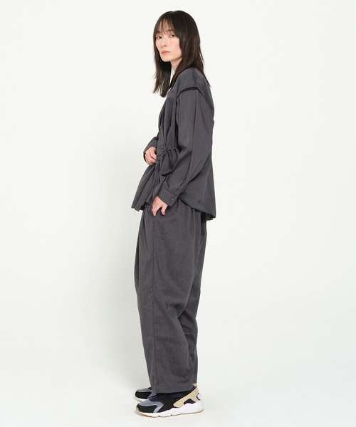 STOF（ストフ）の「TRIPLE TUCK LINEN PANTS（その他パンツ・メンズ・チャコール/レッド/ブルー・S/M）」の8枚目の写真