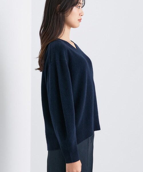 INDIVI（インディヴィ）の「【洗える／カシミヤ混】ミドルゲージVネックニット（ニット/セーター・レディース・ネイビー/オフホワイト/サックスブルー/レッド系1/グレー系4・19/15 /13/38/34/05）」の12枚目の写真