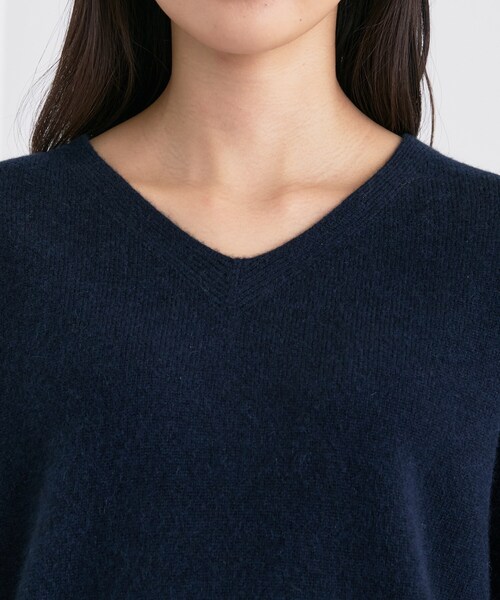 INDIVI（インディヴィ）の「【洗える／カシミヤ混】ミドルゲージVネックニット（ニット/セーター・レディース・ネイビー/オフホワイト/サックスブルー/レッド系1/グレー系4・19/15 /13/38/34/05）」の10枚目の写真