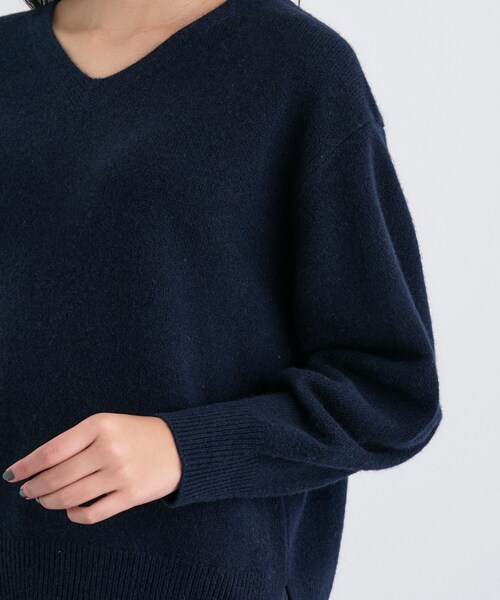 INDIVI（インディヴィ）の「【洗える／カシミヤ混】ミドルゲージVネックニット（ニット/セーター・レディース・ネイビー/オフホワイト/サックスブルー/レッド系1/グレー系4・19/15 /13/38/34/05）」の9枚目の写真