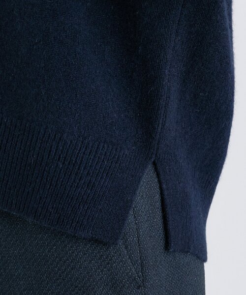 INDIVI（インディヴィ）の「【洗える／カシミヤ混】ミドルゲージVネックニット（ニット/セーター・レディース・ネイビー/オフホワイト/サックスブルー/レッド系1/グレー系4・19/15 /13/38/34/05）」の8枚目の写真