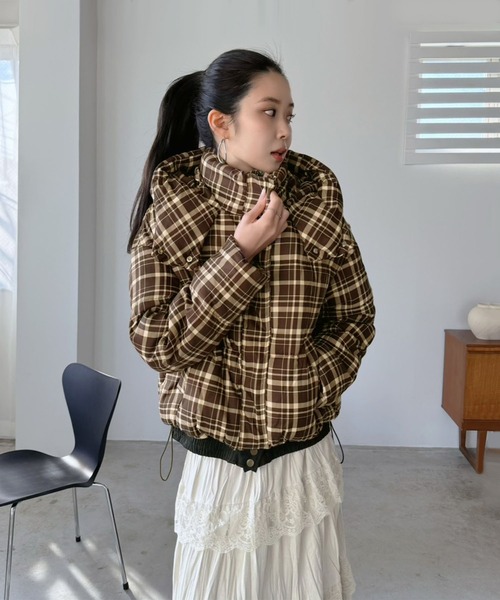 Jewelobe(ジュエローブ)の「スタンドフーディーチェックパファーブルゾン(ダウンジャケット/コート・レディース・ネイビー/ブラウン・FREE)」の3枚目の写真