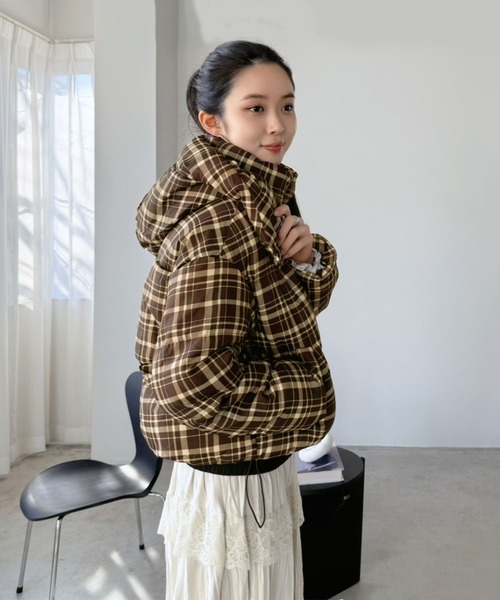 Jewelobe(ジュエローブ)の「スタンドフーディーチェックパファーブルゾン(ダウンジャケット/コート・レディース・ネイビー/ブラウン・FREE)」の5枚目の写真