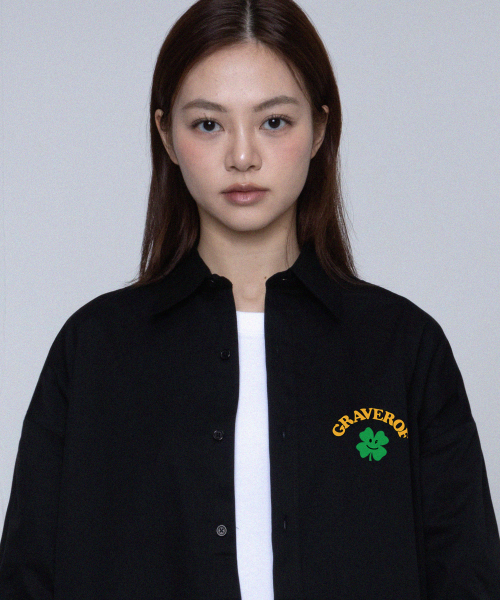GRAVER（グレーバー）の「[ユニセックス]クローバー GRAVEROF アーチロゴ ベーシックシャツ_ブラック（シャツ/ブラウス・レディース・ブラック・MEDIUM/LARGE）」の3枚目の写真