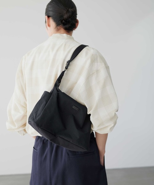 STANDARD SUPPLY（スタンダードサプライ）の「【ECモール限定】スタンダードサプライ / SHRINK NYLON シュリンクナイロン / TRIANGLE SHOULDER トライアングルショルダー（ショルダーバッグ・レディース・ブラック/グレー・FREE）」の2枚目の写真