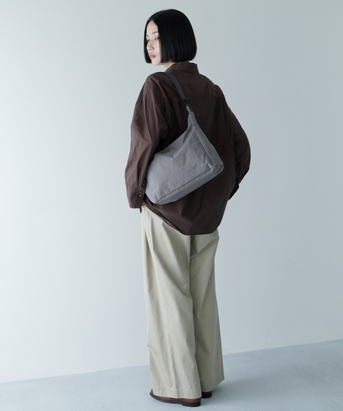 STANDARD SUPPLY（スタンダードサプライ）の「【ECモール限定】スタンダードサプライ / SHRINK NYLON シュリンクナイロン / TRIANGLE SHOULDER トライアングルショルダー（ショルダーバッグ・レディース・ブラック/グレー・FREE）」の3枚目の写真